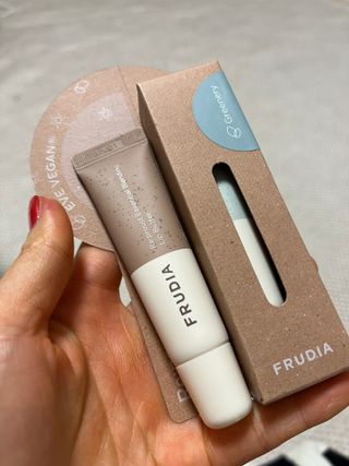 [후르디아] 올리브영 착한보습 비건 립버터 2종 — 5점을 준 리뷰어가 2022년 12월 올린 사용 사진