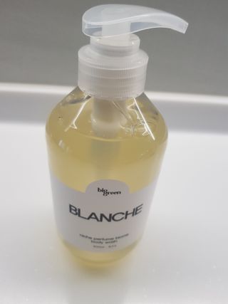 빅그린 니치 퍼퓸 바이옴바디워시 500ml(상탈, 블랙베리&베이, 블랑쉐 3종 중 택1) — 5점을 준 리뷰어가 2022년 7월 올린 사용 사진