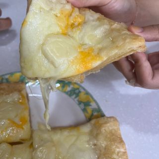 [푸딩팩토리] 페스츄리 피자 4종 택3_파이브 치즈/페퍼로니 비프칠리/고추베이컨 포테이토/허니고르곤졸라 — 5점을 준 리뷰어가 2022년 7월 올린 사용 사진