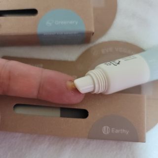 [후르디아] 올리브영 착한보습 비건 립버터 2종 — 5점을 준 리뷰어가 2022년 11월 올린 사용 사진