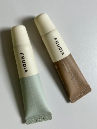 [후르디아] 올리브영 착한보습 비건 립버터 2종 — 5점을 준 리뷰어가 2023년 2월 올린 사용 사진