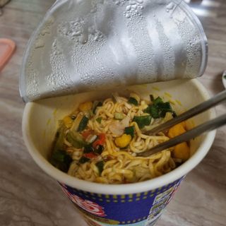 NISSIN 닛신 컵누들  4종 - 씨푸드오리지날, 씨푸드 스파이시, 씨푸드 커리, 씨푸드 XO소스 — 5점을 준 리뷰어가 2022년 4월 올린 사용 사진