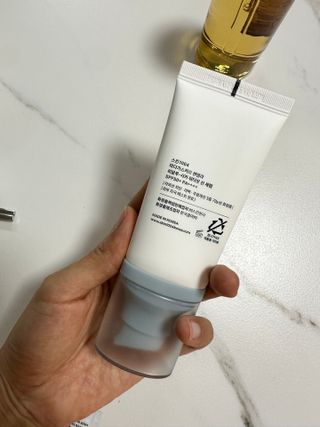 [스킨1004] 마다가스카르 센텔라 히알루-시카 워터핏 선세럼 50ml — 5점을 준 리뷰어가 2024년 5월 올린 사용 사진
