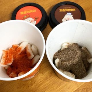 유비쿡 컵떡볶이 매운컵떡볶이2개/ 짜장컵떡볶이 2개  총 4개세트 — 4.5점을 준 리뷰어가 2021년 3월 올린 사용 사진