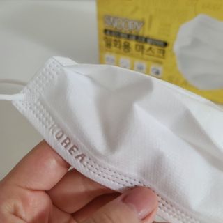 JHWORLD 스누피 마스크 정품 스누피 닥터클린 국내 아동용 성인용 3중 MB필터 일회용 덴탈마스크 50매 — 4점을 준 리뷰어가 2021년 9월 올린 사용 사진