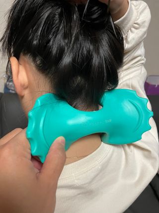 힐니스북 [힐마이넥]   거북목 통증완화를 위한 휴대용 목 안마기 — 4점을 준 리뷰어가 2022년 12월 올린 사용 사진