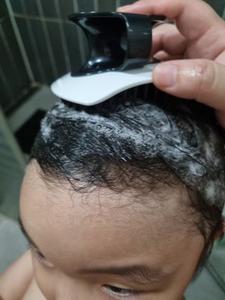온가족 시원한샴푸 깨끗한두피 샴푸브러쉬 두피스케일링 히트팡블랙에디션 — 5점을 준 리뷰어가 2021년 8월 올린 사용 사진