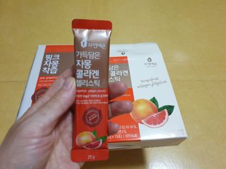 자연에온 핑크 자몽 착즙 100mL 10개입 1BOX +가 득담은 자몽 콜라겐 젤리스틱 1BOX — 4점을 준 리뷰어가 2021년 7월 올린 사용 사진