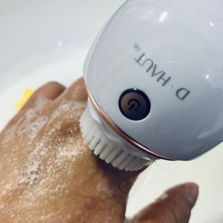 디하우트 랩 디하우트랩 클렌징 피부관리기 진동클렌저 실리콘+2종 인조모 브러시 — 5점을 준 리뷰어가 2021년 11월 올린 사용 사진