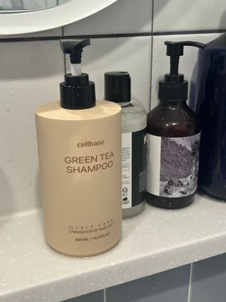 프리마인 더이상 뻣뻣하고 효과없는 탈모샴푸는 NO. 근본부터 케어하는 셀베이스 그린티샴푸(500ml) — 4.5점을 준 리뷰어가 2023년 2월 올린 사용 사진