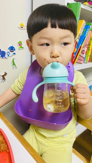 유비맘 트라이탄 코니빨대컵_컬러 랜덤 발송 — 5점을 준 리뷰어가 2021년 1월 올린 사용 사진