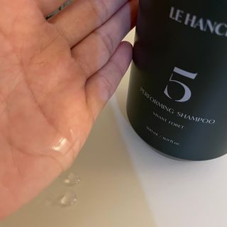 르핸스 퍼포밍 5 샴푸 비반트 포렛/베티버 포그 — 5점을 준 리뷰어가 2023년 2월 올린 사용 사진