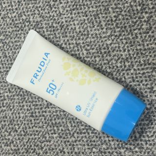 틱톡 [후르디아] 백탁NO! 화잘먹 수분광 선 에센스✨ — 5점을 준 리뷰어가 2023년 6월 올린 사용 사진