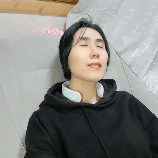 멜리언스 목 마사지기 — 5점을 준 리뷰어가 2022년 2월 올린 사용 사진