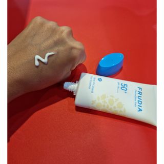 틱톡 [후르디아] 백탁NO! 화잘먹 수분광 선 에센스✨ — 4점을 준 리뷰어가 2023년 8월 올린 사용 사진