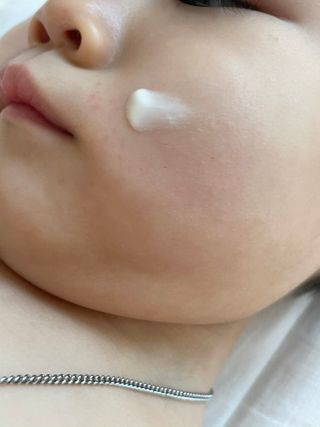 mom e 맘이 내추럴 베이비 케어 크림+바디오일 — 5점을 준 리뷰어가 2021년 1월 올린 사용 사진