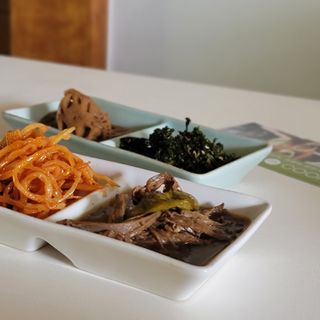 하나마이 [마마쿡] 전 청와대 천상현 셰프의 밑반찬  5종세트(소고기 장조림+연근조림+진미채+간장김자반+새우김자반) — 5점을 준 리뷰어가 2023년 4월 올린 사용 사진