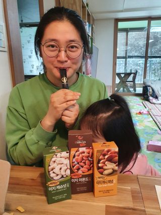 짜먹는 이지견과 짜먹는 이지아몬드, 짜먹는 이지허니피넛, 짜먹는 이지캐슈넛 각 10g X  10포 — 5점을 준 리뷰어가 2021년 1월 올린 사용 사진