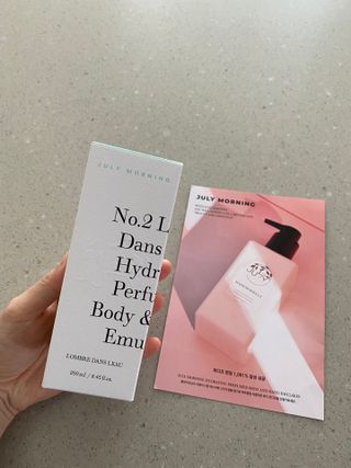 줄라이 모닝 _ JULY MORNING 줄라이모닝 하이드레이팅 퍼퓸드 바디앤핸드 에멀젼 — 5점을 준 리뷰어가 2021년 9월 올린 사용 사진