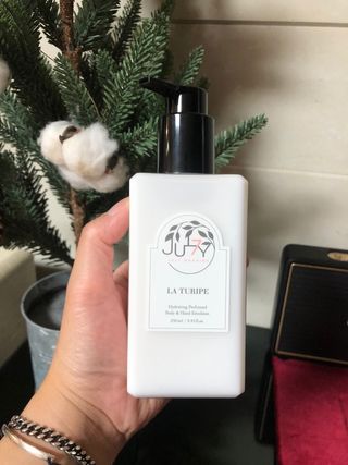 줄라이 모닝 _ JULY MORNING 줄라이모닝 하이드레이팅 퍼퓸드 바디앤핸드 에멀젼 — 5점을 준 리뷰어가 2021년 9월 올린 사용 사진