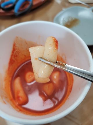 유비쿡 컵떡볶이 매운컵떡볶이2개/ 짜장컵떡볶이 2개  총 4개세트 — 3점을 준 리뷰어가 2021년 3월 올린 사용 사진