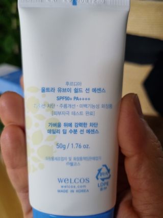 틱톡 [후르디아] 백탁NO! 화잘먹 수분광 선 에센스✨ — 5점을 준 리뷰어가 2023년 6월 올린 사용 사진