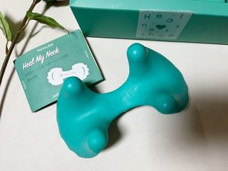 힐니스북 [힐마이넥]   거북목 통증완화를 위한 휴대용 목 안마기 — 5점을 준 리뷰어가 2022년 12월 올린 사용 사진