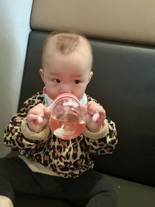 유비맘 트라이탄 코니빨대컵_컬러 랜덤 발송 — 5점을 준 리뷰어가 2021년 2월 올린 사용 사진