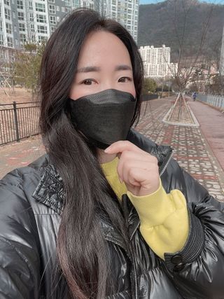 위케어 KF94 마스크 숨쉬기편한 귀안아픈마스크 국산원부자재 사용 식약처 승인 마스크 — 5점을 준 리뷰어가 2021년 2월 올린 사용 사진