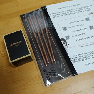 툴앤썸 로즈골드 에디션 아이 메이크업 브러쉬 4종+툴앤썸 어썸 블랙 멜로우 블렌딩 스펀지 — 5점을 준 리뷰어가 2021년 2월 올린 사용 사진