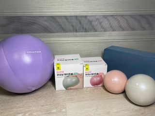[트라택] 홈 필라테스 SET [미니짐볼+웨이트볼(0.5kg&1kg+요가블럭] — 5점을 준 리뷰어가 2022년 7월 올린 사용 사진