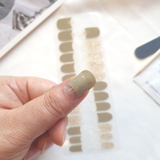 [네일가게] 햇빛에 닿으면 색이 변하는 신기한 햇살 반전 네일스티커_B — 4점을 준 리뷰어가 2021년 8월 올린 사용 사진
