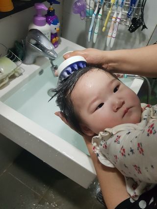 유메이 웰니스 샴푸 + 유메이 스칼프 브러쉬 — 5점을 준 리뷰어가 2022년 2월 올린 사용 사진