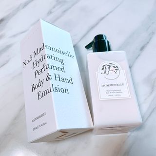 줄라이 모닝 _ JULY MORNING 줄라이모닝 하이드레이팅 퍼퓸드 바디앤핸드 에멀젼 — 5점을 준 리뷰어가 2022년 3월 올린 사용 사진