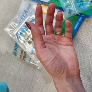 [큐어반H 커팅] 간편하게 떼서 쓰는 자외선차단 습윤밴드 (1팩/30매입) — 5점을 준 리뷰어가 2022년 11월 올린 사용 사진