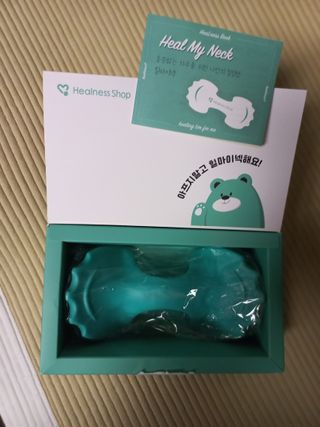 힐니스북 [힐마이넥]   거북목 통증완화를 위한 휴대용 목 안마기 — 4.5점을 준 리뷰어가 2022년 12월 올린 사용 사진