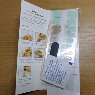 [네일가게] 햇빛에 닿으면 색이 변하는 신기한 햇살 반전 네일스티커 — 4점을 준 리뷰어가 2021년 8월 올린 사용 사진