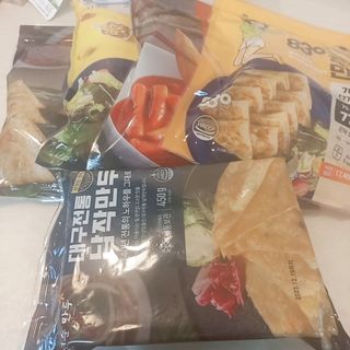 (주)성경순만두 곤약만두.콘치즈만두,삼각당면만두,당면 야끼만두,대구전통 납작만두,떡뽁이 매콤소스,달콤소스 — 5점을 준 리뷰어가 2023년 4월 올린 사용 사진