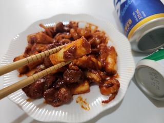 화끈한녀석들 새오똥400g 새우,오징어,똥집 볶음요리 소스,밀떡, 참기름 포함 — 4점을 준 리뷰어가 2022년 11월 올린 사용 사진