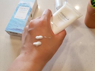[스킨1004] 마다가스카르 센텔라 히알루-시카 워터핏 선세럼 50ml — 5점을 준 리뷰어가 2024년 5월 올린 사용 사진