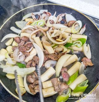 화끈한녀석들 새오똥400g 새우,오징어,똥집 볶음요리 소스,밀떡, 참기름 포함 — 5점을 준 리뷰어가 2022년 11월 올린 사용 사진