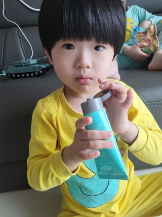 치과에서 쓰는 치약 _ 라벨제로 저불소 꼬마, 키즈, 유아, 베이비, 주니어 안전한 어린이치약 — 4점을 준 리뷰어가 2023년 3월 올린 사용 사진