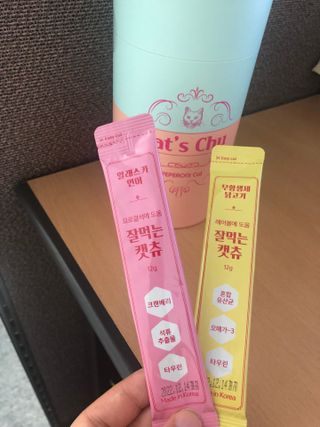 페페로니 잘 먹는 캣츄 - 무항생제 닭고기 12개 + 알래스카 연어 12개 — 5점을 준 리뷰어가 2021년 7월 올린 사용 사진