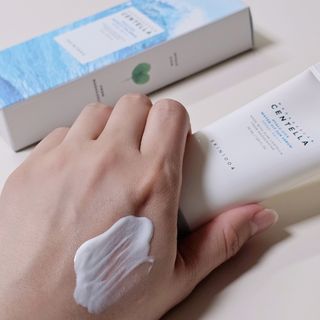 MF[스킨1004] 마다가스카르 센텔라 히알루-시카 워터핏 선세럼 50ml — 5점을 준 리뷰어가 2024년 5월 올린 사용 사진