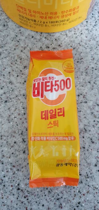 광동생활건강 [광동] 제니비타민C 비타500데일리스틱 180포+제니등신대+제니스티커 — 5점을 준 리뷰어가 2021년 12월 올린 사용 사진