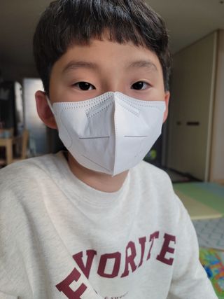 [심폐소생소] 오늘의마스크 KF94 소형 초등학생 어린이 마스크 — 4.5점을 준 리뷰어가 2021년 12월 올린 사용 사진