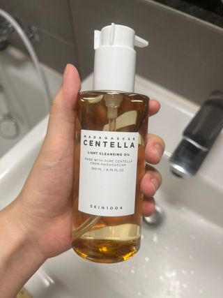 스킨1004 [SKIN1004] 마다가스카르 센텔라 라이트 클렌징 오일 200ml — 5점을 준 리뷰어가 2024년 8월 올린 사용 사진