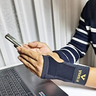 반테린서포터 손목 — 5점을 준 리뷰어가 2021년 4월 올린 사용 사진