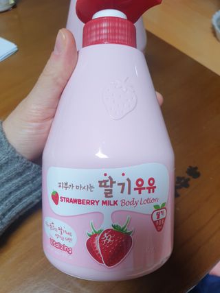 [과일나라] 피부가 마시는 딸기우유 바디클렌저&바디로션 — 4점을 준 리뷰어가 2022년 2월 올린 사용 사진