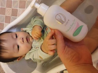 mom e 맘이 내추럴 베이비 케어 샴푸앤바스+로션 — 5점을 준 리뷰어가 2021년 1월 올린 사용 사진